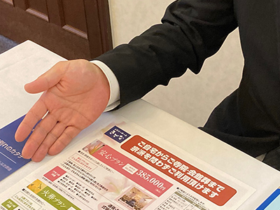 葬儀の打ち合わせをするスタッフ